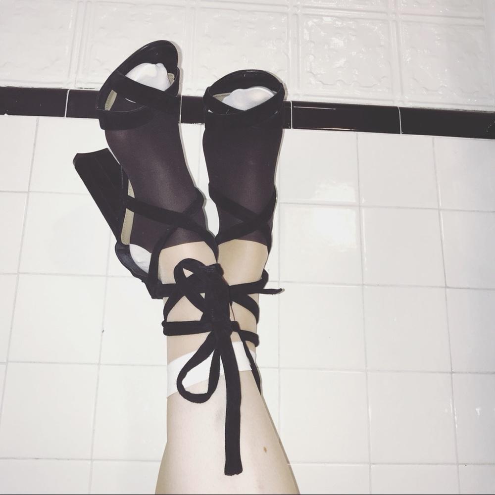 Rare Steve Madden Size 9 Black Strap Tie Heels